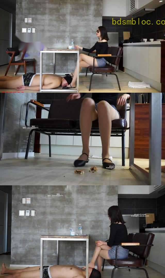 【小妮女主】肉丝皮鞋踩踏喂食口吐喂食