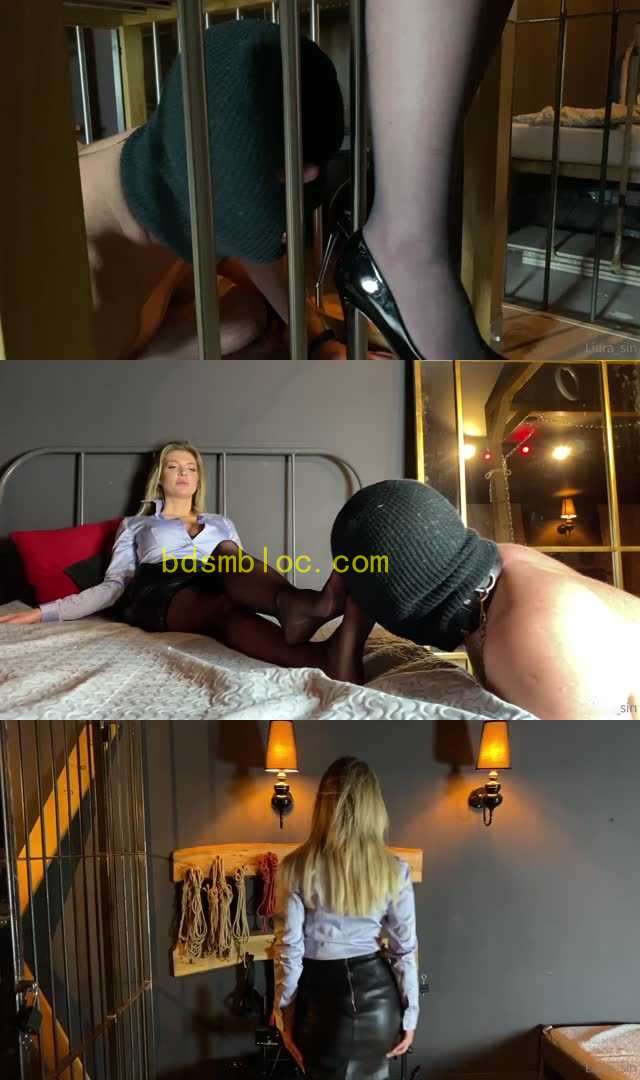 【欧美女王】为了能闻到Liara女神酸臭的丝袜脚,贱奴甘愿被关狗笼舔鞋底喝浓痰!